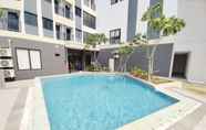 Kolam Renang 4 Apartemen JKT Living Star By Bobo Stay