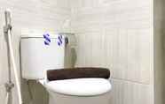 Toilet Kamar 6 Nice and Minimalist Studio at Vasanta Innopark Apartment By Travelio