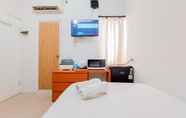 Kamar Tidur 3 Cozy and Simple Studio (No Kitchen) Apartment Aeropolis Residence By Travelio