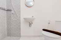 Toilet Kamar Cozy and Simple Studio (No Kitchen) Apartment Aeropolis Residence By Travelio