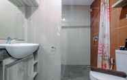 Toilet Kamar 7 Comfort and Nice 2BR Apartment at Atlanta Residences By Travelio