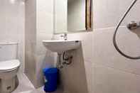 Toilet Kamar Nice and Comfortable Studio Apartment at Delft Ciputra Makassar By Travelio