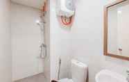 Toilet Kamar 6 Homey and Good 2BR at Parkland Avenue Apartment By Travelio
