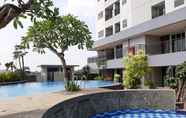 สระว่ายน้ำ 7 Homey and Good 2BR at Parkland Avenue Apartment By Travelio