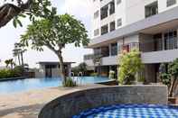 สระว่ายน้ำ Homey and Good 2BR at Parkland Avenue Apartment By Travelio