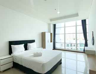 ห้องนอน 2 Comfortable and New Furnished 2BR Green Bay Condominium Apartment By Travelio