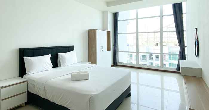 ห้องนอน Comfortable and New Furnished 2BR Green Bay Condominium Apartment By Travelio
