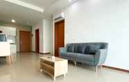 ล็อบบี้ 3 Comfortable and New Furnished 2BR Green Bay Condominium Apartment By Travelio