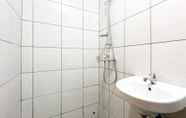 Toilet Kamar 6 Homey and Warm Studio (No Kitchen) Apartment at Bandaraya - Tallasa City Makassar By Travelio
