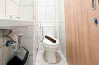 Toilet Kamar Homey and Warm Studio (No Kitchen) Apartment at Bandaraya - Tallasa City Makassar By Travelio