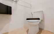 Toilet Kamar 7 Relaxing and Nice Studio at Sky House Alam Sutera Apartment By Travelio