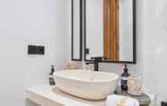 In-room Bathroom 4 Alicante Villa by Hombali