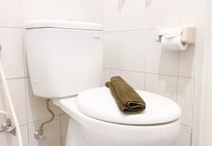 Toilet Kamar 5 Good Choice and Comfort 2BR Signature Park Grande Apartment By Travelio