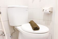 Toilet Kamar Good Choice and Comfort 2BR Signature Park Grande Apartment By Travelio