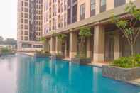 สระว่ายน้ำ Comfy and Elegant 2BR at Transpark Cibubur Apartment By Travelio