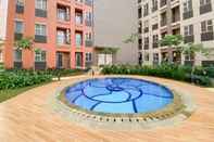 Swimming Pool Studio Minimalist Apartment at Transpark Juanda Bekasi Timur By Travelio