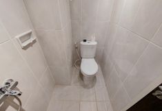 Bilik Mandi dalam Bilik 3 Modern & Cozy Design Studio Serpong Garden Apartment By Travelio