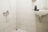 Toilet Kamar Studio Warm with Access to Mall at Supermall Mansion Apartment By Travelio