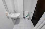 Toilet Kamar 3 Cozy and Good Deal Studio Casa De Parco Apartment By Travelio