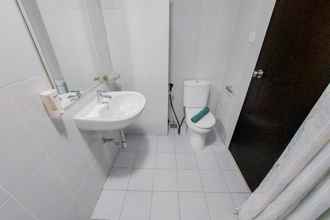 Toilet Kamar 4 Cozy and Good Deal Studio Casa De Parco Apartment By Travelio