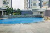 Kolam Renang Cozy and Good Deal Studio Casa De Parco Apartment By Travelio