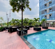 Kolam Renang 6 Nice and Homey Studio Tamansari The Hive Apartment By Travelio