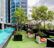 Kolam Renang 7 Nice and Homey Studio Tamansari The Hive Apartment By Travelio