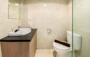 Toilet Kamar 3 Nice and Homey Studio Tamansari The Hive Apartment By Travelio