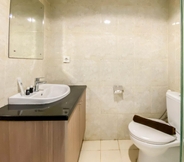 Toilet Kamar 3 Nice and Homey Studio Tamansari The Hive Apartment By Travelio