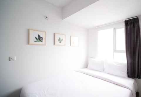 Kamar Tidur New and Compact 2BR Apartment at Suncity Residence By Travelio