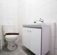 Toilet Kamar 5 New and Compact 2BR Apartment at Suncity Residence By Travelio