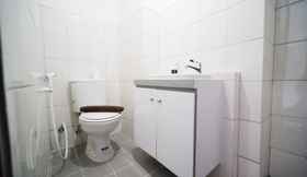 Toilet Kamar 5 New and Compact 2BR Apartment at Suncity Residence By Travelio