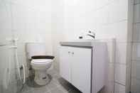 Toilet Kamar New and Compact 2BR Apartment at Suncity Residence By Travelio