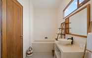 Toilet Kamar 5 Roselle Villa by Hombali