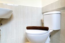 客房内浴室 Comfort Stay 2BR Apartment at Meikarta By Travelio