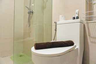 In-room Bathroom 4 Nice and Strategic Studio Apartment at Daan Mogot City By Travelio