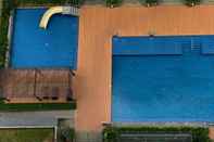 Swimming Pool Nice and Strategic Studio Apartment at Daan Mogot City By Travelio