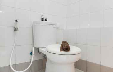 Toilet Kamar 2 Warm and Strategic Studio at Bassura City Apartment By Travelio