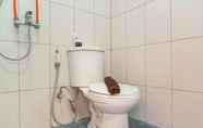 In-room Bathroom 3 Simply and Good Choice Studio Apartment Margonda Residence 4 By Travelio