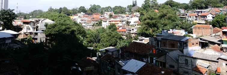 Lobi Comfy and Homey 2BR Apartment at Parahyangan Residence By Travelio