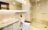 Toilet Kamar 3 Studio Modern Room at Tamansari La Grande By Travelio