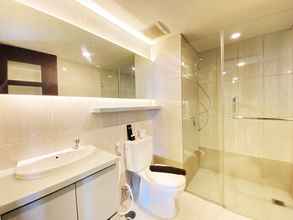 Bilik Mandi dalam Bilik 4 Studio Modern Room at Tamansari La Grande By Travelio