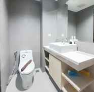 Toilet Kamar 5 Comfortable and Best Deal Studio at Patraland Amarta Apartment By Travelio