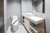 Toilet Kamar Comfortable and Best Deal Studio at Patraland Amarta Apartment By Travelio