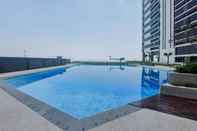 Swimming Pool Cozy Stay and Enjoy Studio at Collins Boulevard Apartment By Travelio