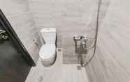 Toilet Kamar 7 Cozy Stay and Enjoy Studio at Collins Boulevard Apartment By Travelio