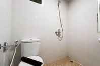 In-room Bathroom Nice and Minimalist 2BR Apartment at Royal Makassar By Travelio