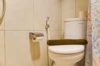 Toilet Kamar Good Deal and Comfort Studio Loft at Nifarro Park Apartment By Travelio