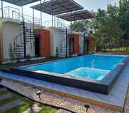 Kolam Renang 5 White Chill Resort