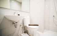 Toilet Kamar 6 Comfort Living and Clean 2BR at Anderson Supermall Mansion Apartment By Travelio